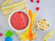 Рецепта Домашно плодово бебешко пюре с круша, банан и малини